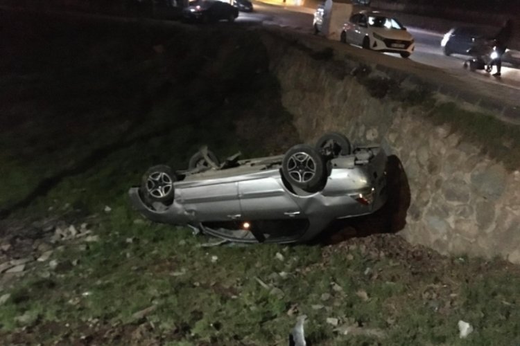 Sitenin bah&ccedil;esine d&uuml;şen otomobilden alkol şişesi &ccedil;ıktı
