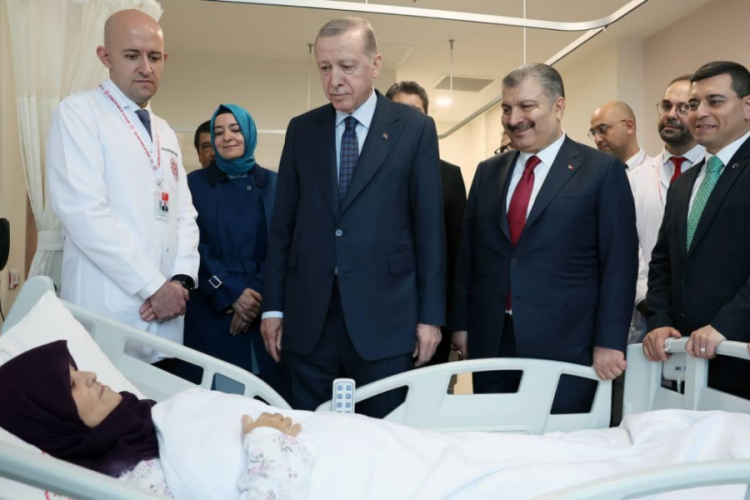 Cumhurbaşkanı Erdoğan Antalya'da tedavi g&ouml;ren hastaları ziyaret etti