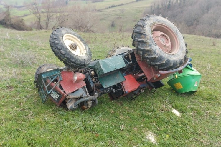 Devrilen trakt&ouml;r&uuml;n s&uuml;r&uuml;c&uuml;s&uuml; hayatını kaybetti