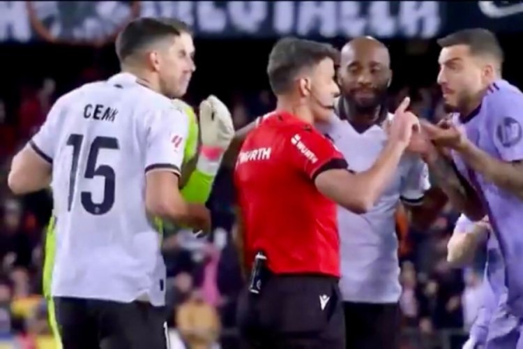 Hakem golden 1 saniye &ouml;nce ma&ccedil;ı bitirdi! Ortalık karıştı!