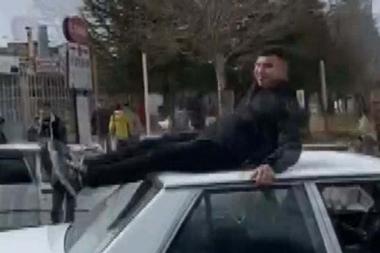 Otomobilin tavanında yolculuk: Saniyeler sonra hastanelik oldu