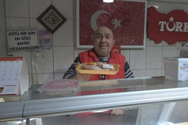 Bursa'da her g&uuml;n d&uuml;kkana gelen k&ouml;peği besleyen esnaf y&uuml;zleri g&uuml;l&uuml;msetti