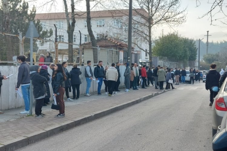 Bursa'da MS&Uuml; sınavı heyecanı! Okul &ouml;nlerinde yoğun kalabalık&nbsp;