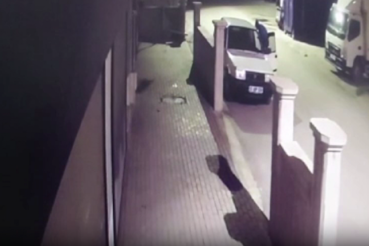 Bursa'da hırsızlar &ccedil;aldıkları aracın yakıtı bitince polise yakalandı