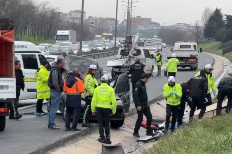 İstanbul'da feci kaza... 3 ara&ccedil; birbirine girdi: &Ouml;l&uuml; ve yaralılar var
