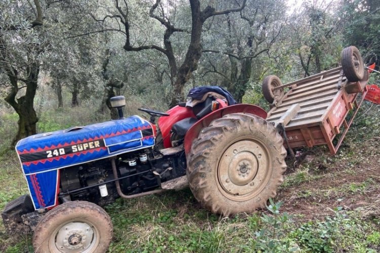 Bursa'da trakt&ouml;r r&ouml;morku devrilip ters d&ouml;nd&uuml;! 1 yaralı&nbsp;