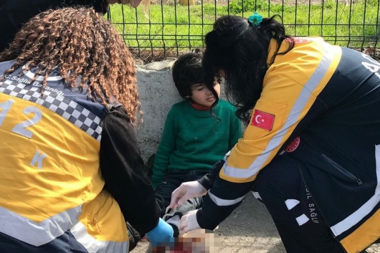 Sakarya'da yola atlayan 4 yaşındaki &ccedil;ocuk, otomobilin altında kaldı