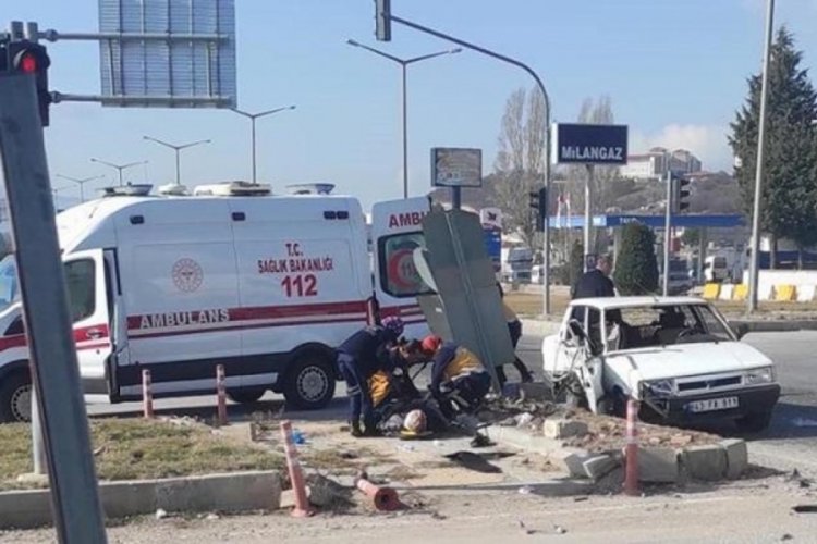 K&uuml;tahya'da otomobiller &ccedil;arpıştı! 3 kişi &ouml;ld&uuml;, 2 kişi yaralandı