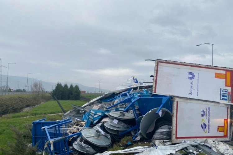 Bursa'da otobanda kontrolden &ccedil;ıkan tır devrildi