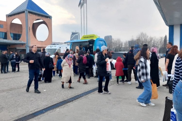 Bursa'da Mustafa D&uuml;ndar'dan serin havada kitapseverlere sıcak i&ccedil;ecek ikramı