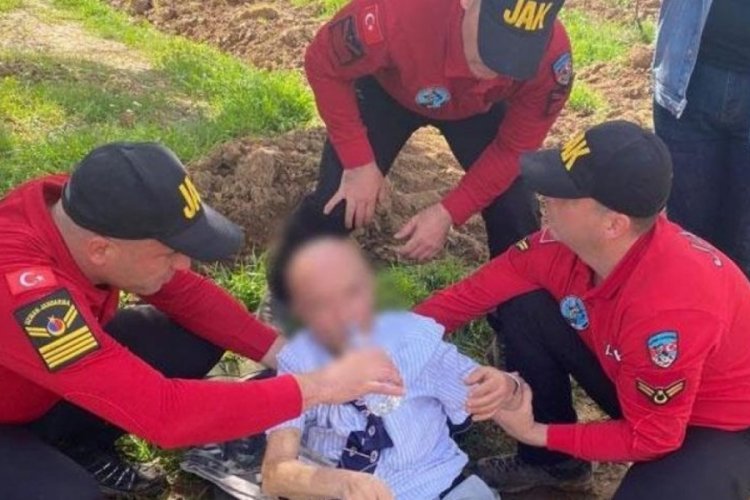 Aydın'da &ccedil;amura saplanarak mahsur kalan yaşlı adam, 15 saatin sonunda kurtarıldı