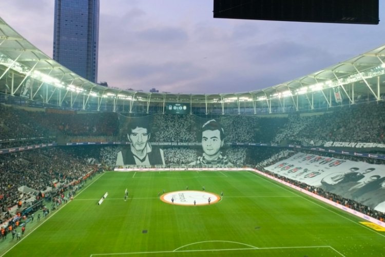 Derbi &ouml;ncesi Beşiktaş trib&uuml;nlerinden m&uuml;thiş koreografi