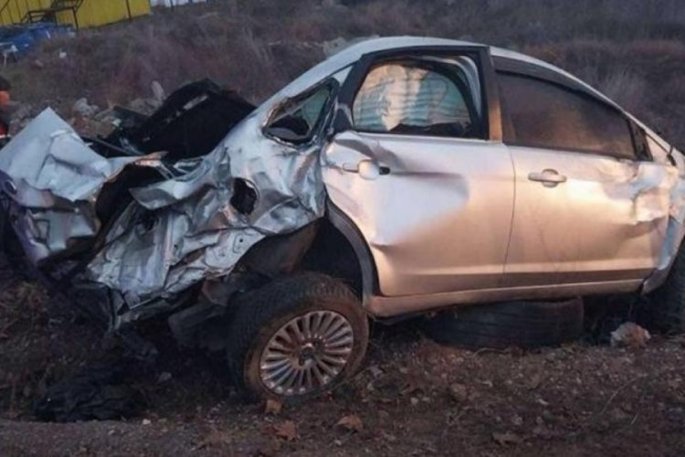 Isparta'da kontrolden &ccedil;ıkan otomobil reklam panosuna &ccedil;arptı: 1 &ouml;l&uuml;, 3 yaralı