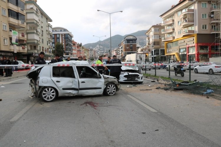 Antalya'da otomobil karşı şeride ge&ccedil;erek 2 araca &ccedil;arptı: 2 &ouml;l&uuml;, 3 yaralı