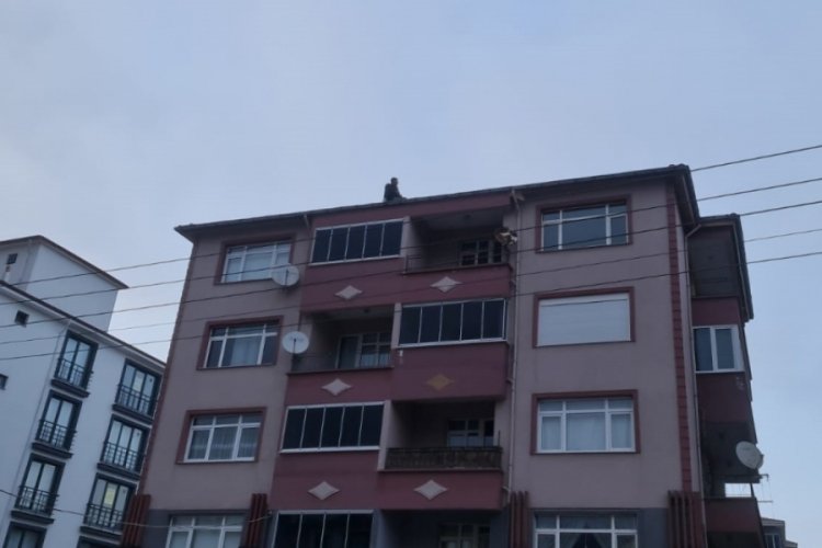 Zonguldak'ta 5 katlı binanın &ccedil;atısında y&uuml;rekleri ağza getirdi