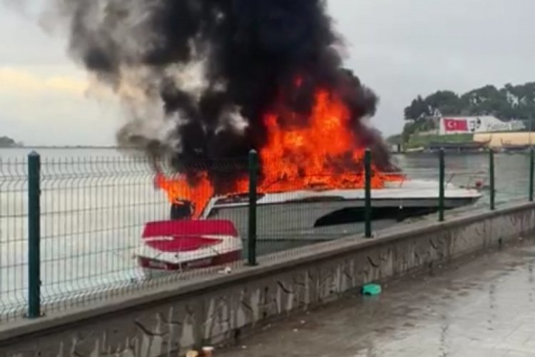 İzmir'de patlayan tekne alevler i&ccedil;inde kaldı