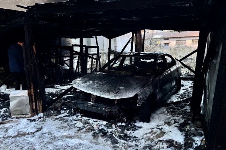 Sivas'ta garajda yangın &ccedil;ıktı! 2 ara&ccedil; kullanılamaz hale geldi