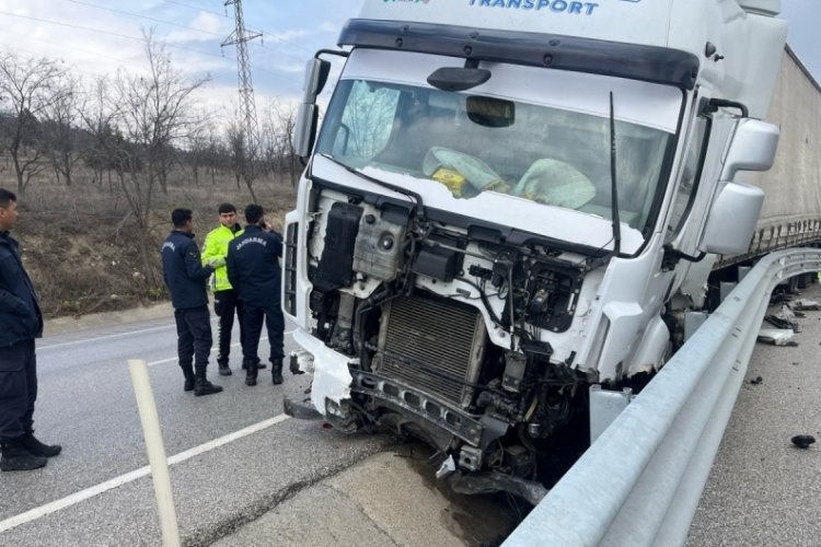 Kastamonu'da lastikleri patlayan tır, bariyerlere &ccedil;arparak su kanalına d&uuml;şt&uuml;