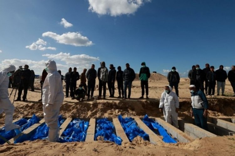 İsrail Gazze'de toplu mezarlığı bombaladı
