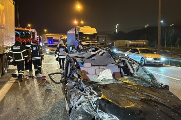 Gece yarısı feci kaza! Tırın altına giren otomobil metrelerce s&uuml;r&uuml;klendi
