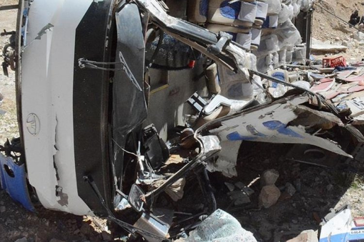Kargo kamyonu minib&uuml;sle &ccedil;arpıştı: 9 kişi &ouml;ld&uuml;
