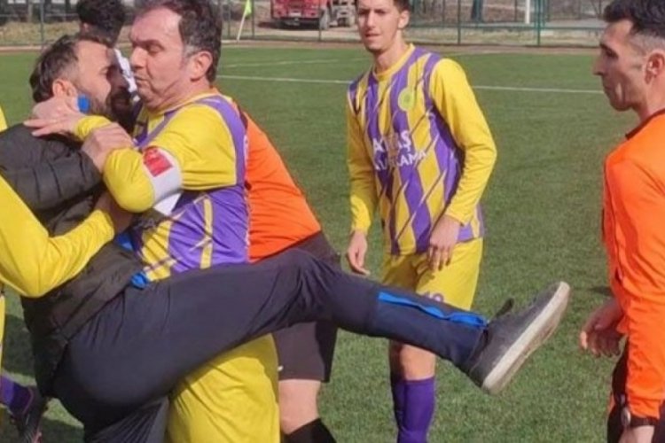 Kırmızı kart g&ouml;ren yedek oyuncu hakeme tekme attı