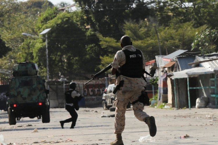Haiti'de &ccedil;eteler hapishaneye saldırıdı: 3 bin 600 mahkum firar etti