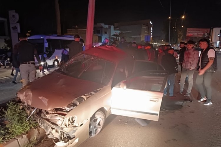 Adana'da aydınlatma direğine &ccedil;arpan otomobilde 2 kişi yaralandı