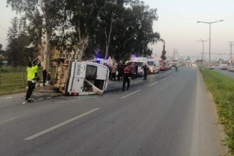 Tarım iş&ccedil;ilerini taşıyan minib&uuml;s ile kamyonet &ccedil;arpıştı: 6 yaralı