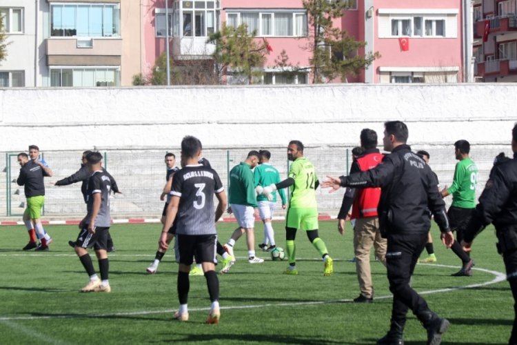 Burdurspor-Hacılar Gen&ccedil;likspor ma&ccedil;ında saha karıştı