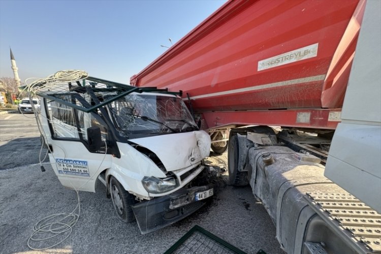 Elazığ'da tır ile kamyonet &ccedil;arpıştı: 3 kişi yaralandı