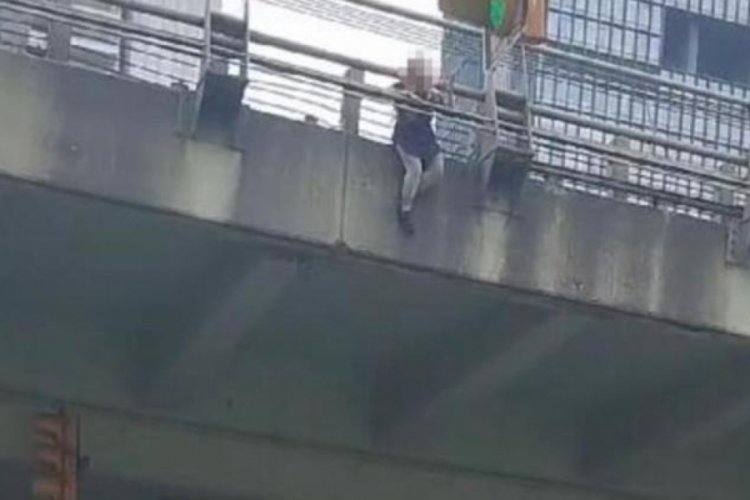 İstanbul'da korku dolu anlar! Kadın viyad&uuml;kten aşağıya atladı