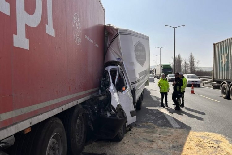 İstanbul'da kamyonet tıra &ccedil;arptı!