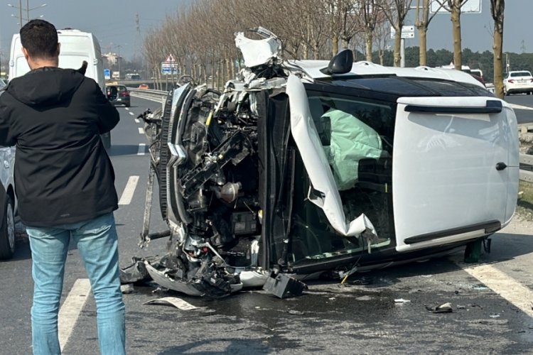 Burnu bile kanamadan atlattığı kazanın ardından otomobiline bakarak g&ouml;zyaşı d&ouml;kt&uuml;