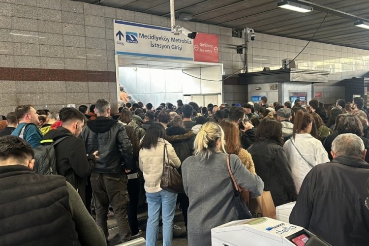 İstanbul'da y&uuml;r&uuml;yen merdiven kazası! 3 yaralı