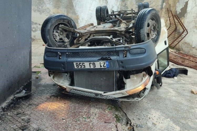Gaziantep'te kamyonet okul bah&ccedil;esine u&ccedil;tu!