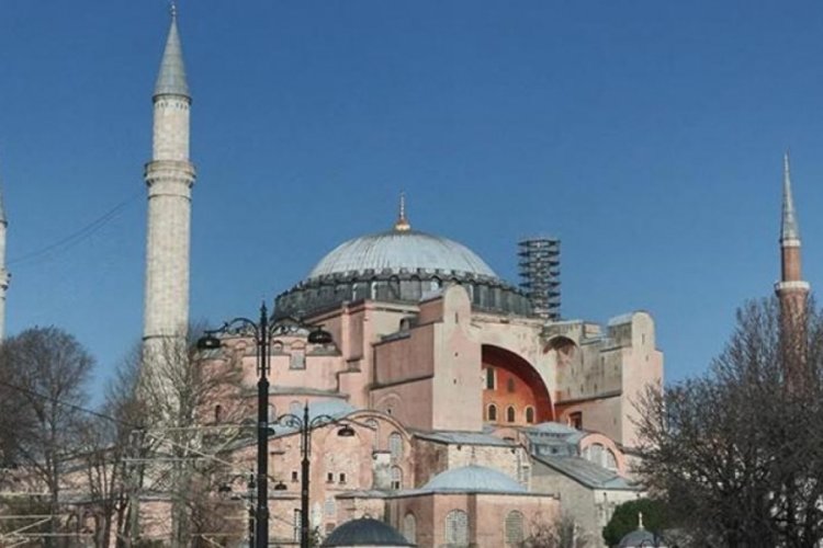 Ayasofya Camii'ne 'La İlahe İllallah' yazılı mahya asıldı