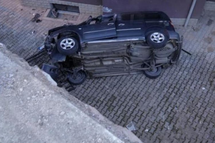 G&uuml;m&uuml;şhane'de cip 10 metrelik duvardan u&ccedil;tu, s&uuml;r&uuml;c&uuml; son anda kurtuldu!