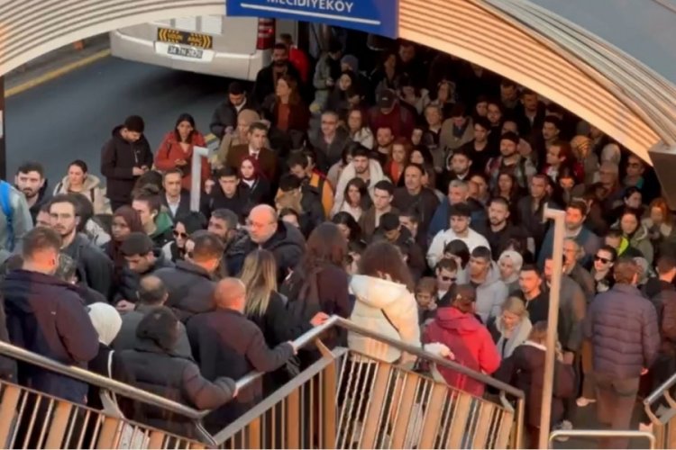 İstanbul'da metrob&uuml;s durağında akşam saatlerinde yoğunluk yaşandı
