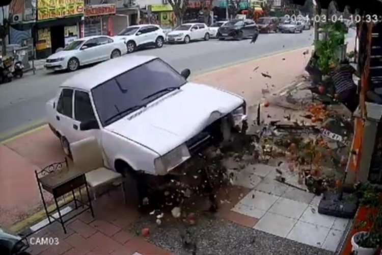 Manisa'da &uuml;zerine gelen otomobilden kıl payı kurtuldu