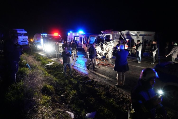 Kilis'te tır ile kamyonet kafa kafaya &ccedil;arpıştı