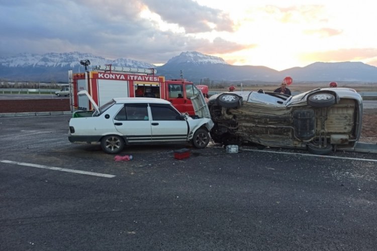 Konya'da iki otomobil &ccedil;arpıştı: 4 yaralı