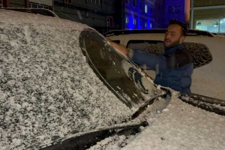 Kars'ın Sarıkamış il&ccedil;esinde kar yağışı etrafı kısa s&uuml;re beyaza b&uuml;r&uuml;d&uuml;