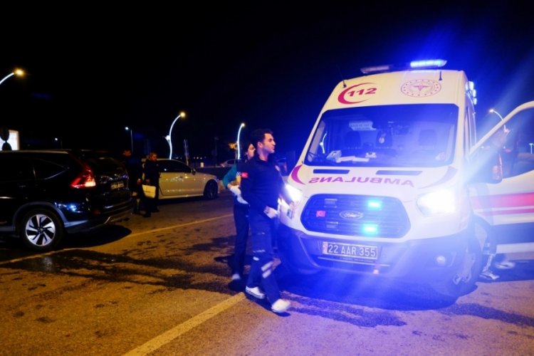Edirne'de iki otomobil &ccedil;arpıştı: 2 yaralı