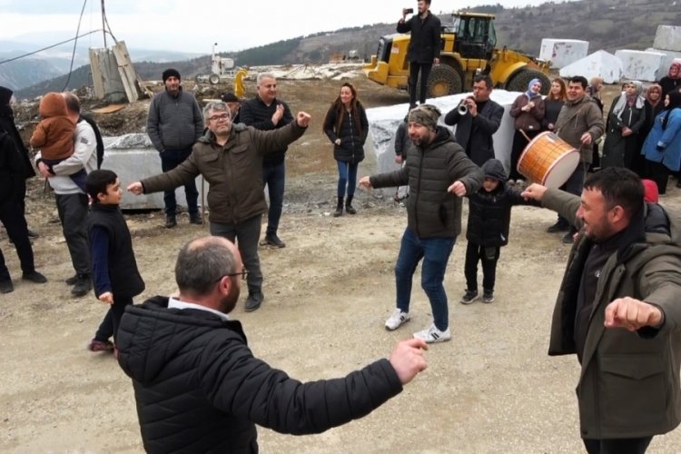Bursa'da mahkemenin mermer ocağı kararına davullu zurnalı kutlama