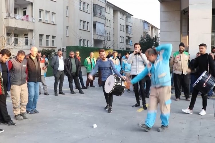 Şanlıurfa'da belediye iş&ccedil;ileri y&uuml;zde 110 zammı halay &ccedil;ekerek kutladı