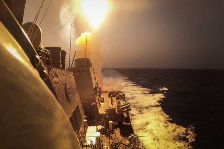 Aden K&ouml;rfezi'nde ticari gemi vuruldu