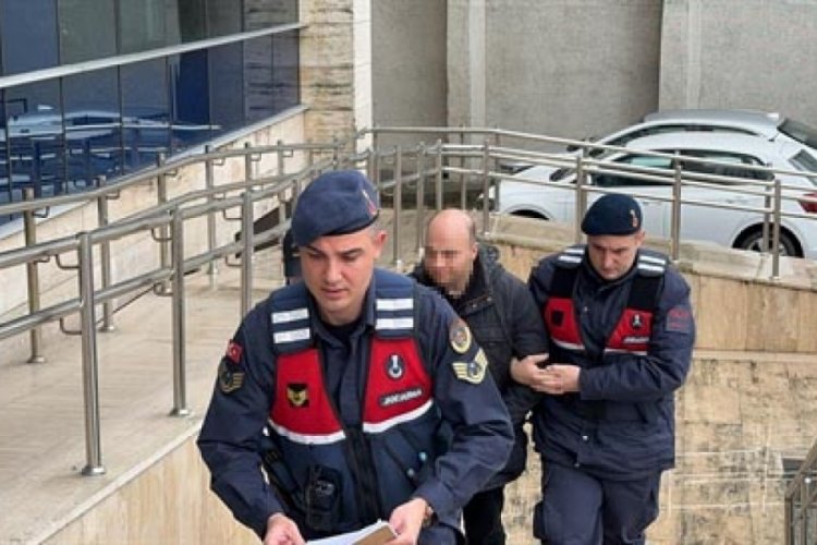 Baş&ouml;rt&uuml;l&uuml; kadına hakaret eden m&uuml;d&uuml;r yardımcısı a&ccedil;ığa alındı
