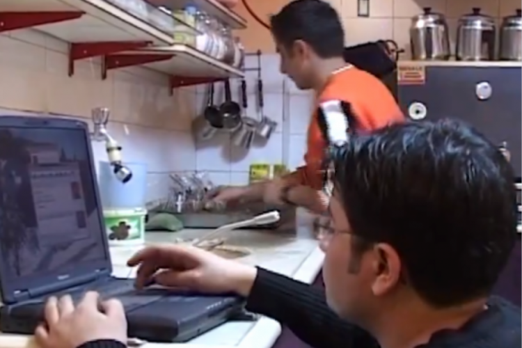2005 yılında MSN &uuml;zerinden '&ccedil;ay siparişi'