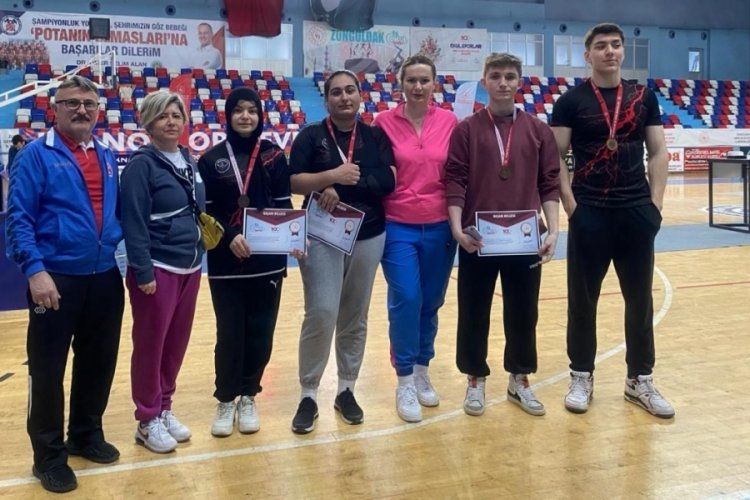 D&uuml;zceli sporcular madalya ile d&ouml;nd&uuml;